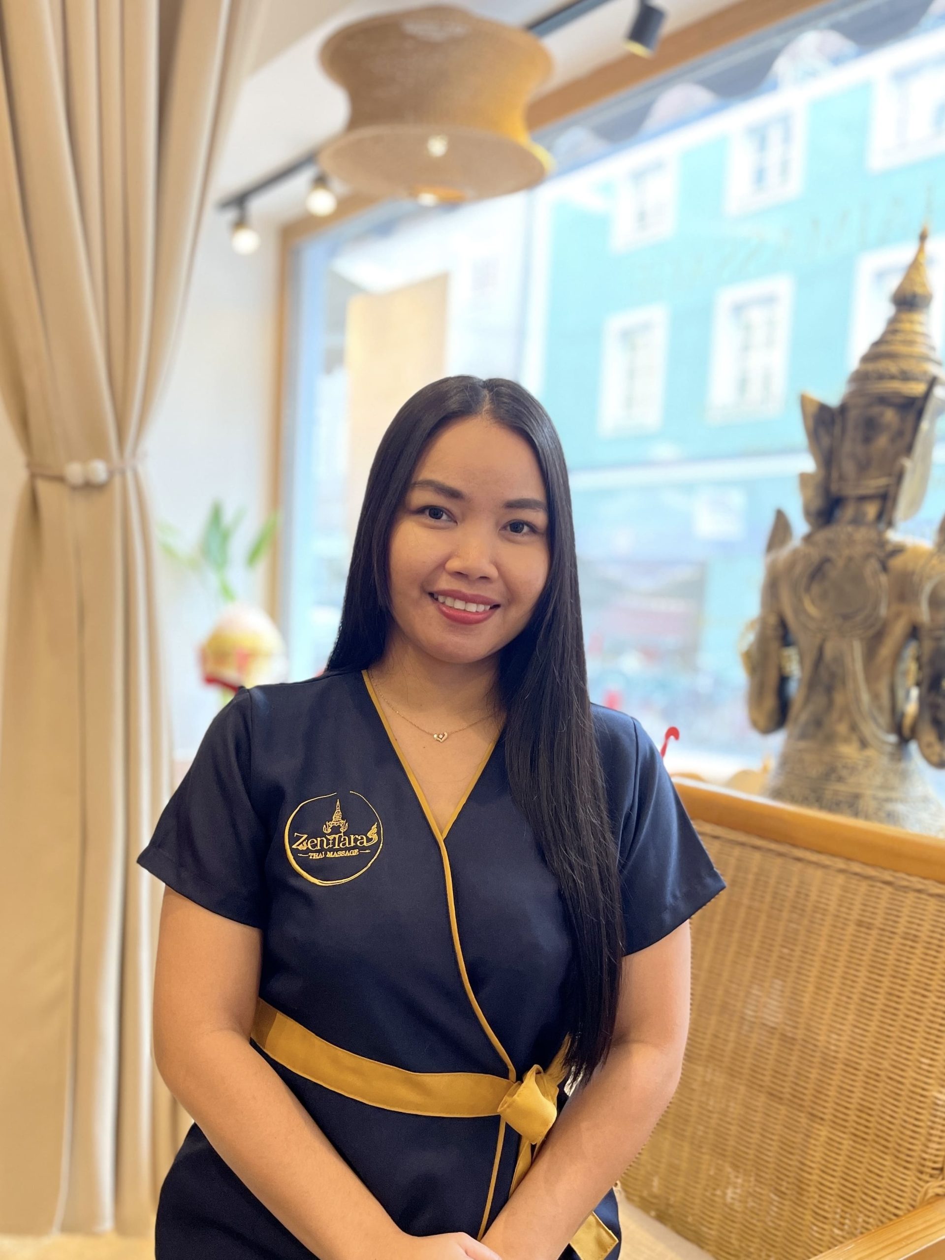 Mit feinem Gespür und ruhiger Präsenz bringt Kai Körper und Geist in Einklang. Ihre Massagen zeichnen sich durch Achtsamkeit, Harmonie und ein tiefes Verständnis für die Bedürfnisse jedes Gastes aus. Eine wohltuende Auszeit, die Entspannung schenkt und neue Energie fließen lässt.